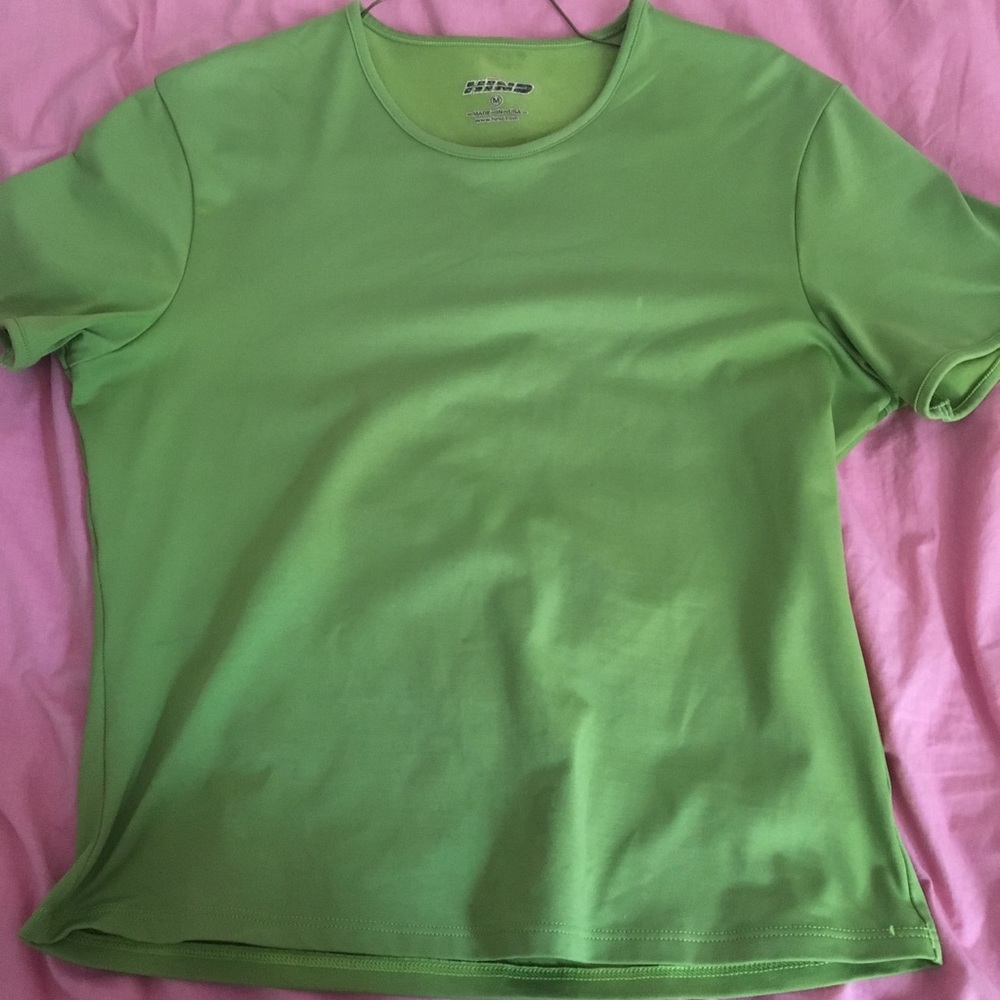 Green athleisure tee shirt